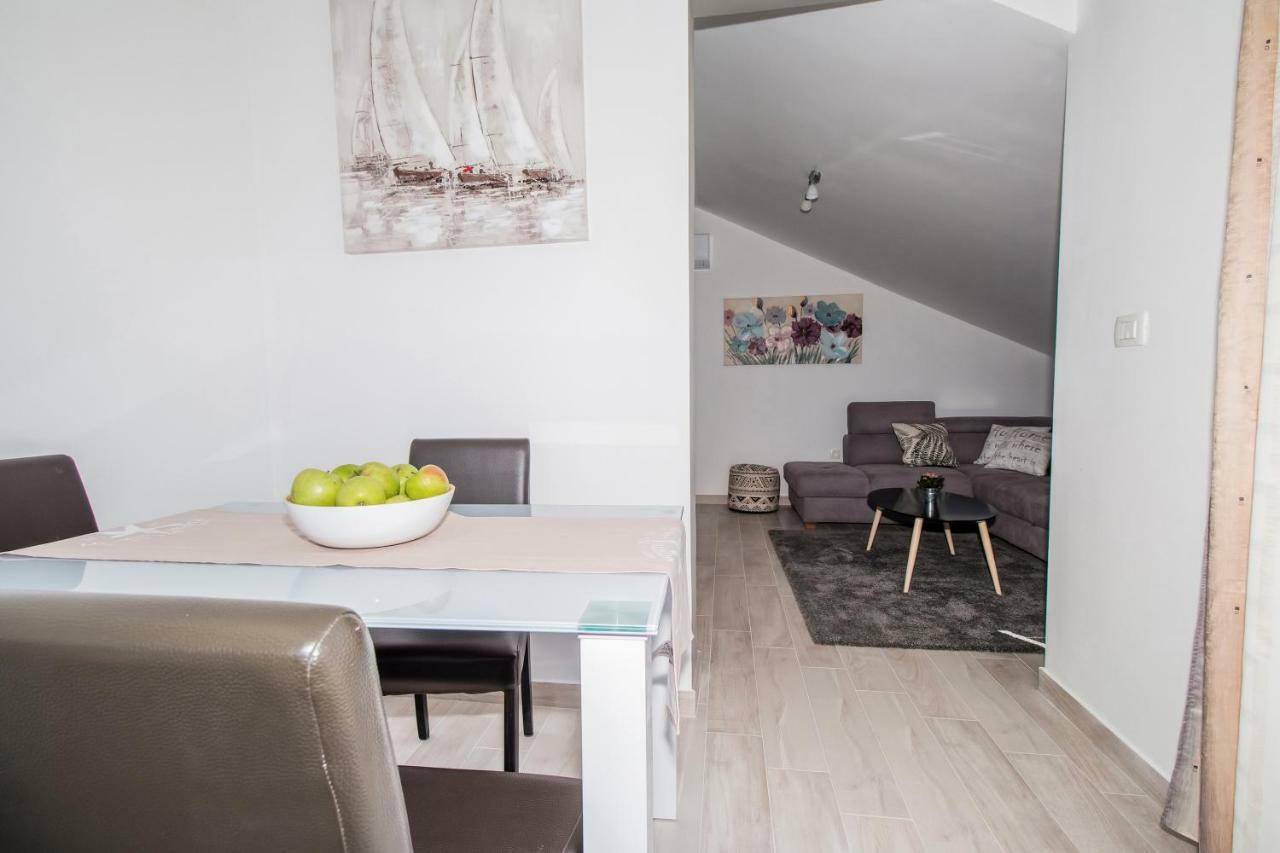 Apartment Hera With Balcony And Free Parking 扎达尔 外观 照片