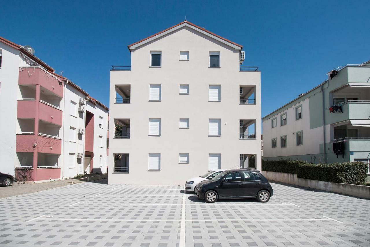 Apartment Hera With Balcony And Free Parking 扎达尔 外观 照片