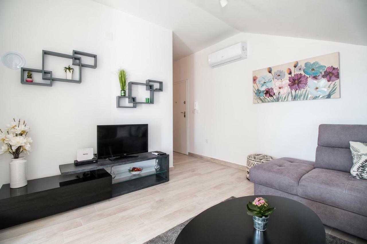 Apartment Hera With Balcony And Free Parking 扎达尔 外观 照片