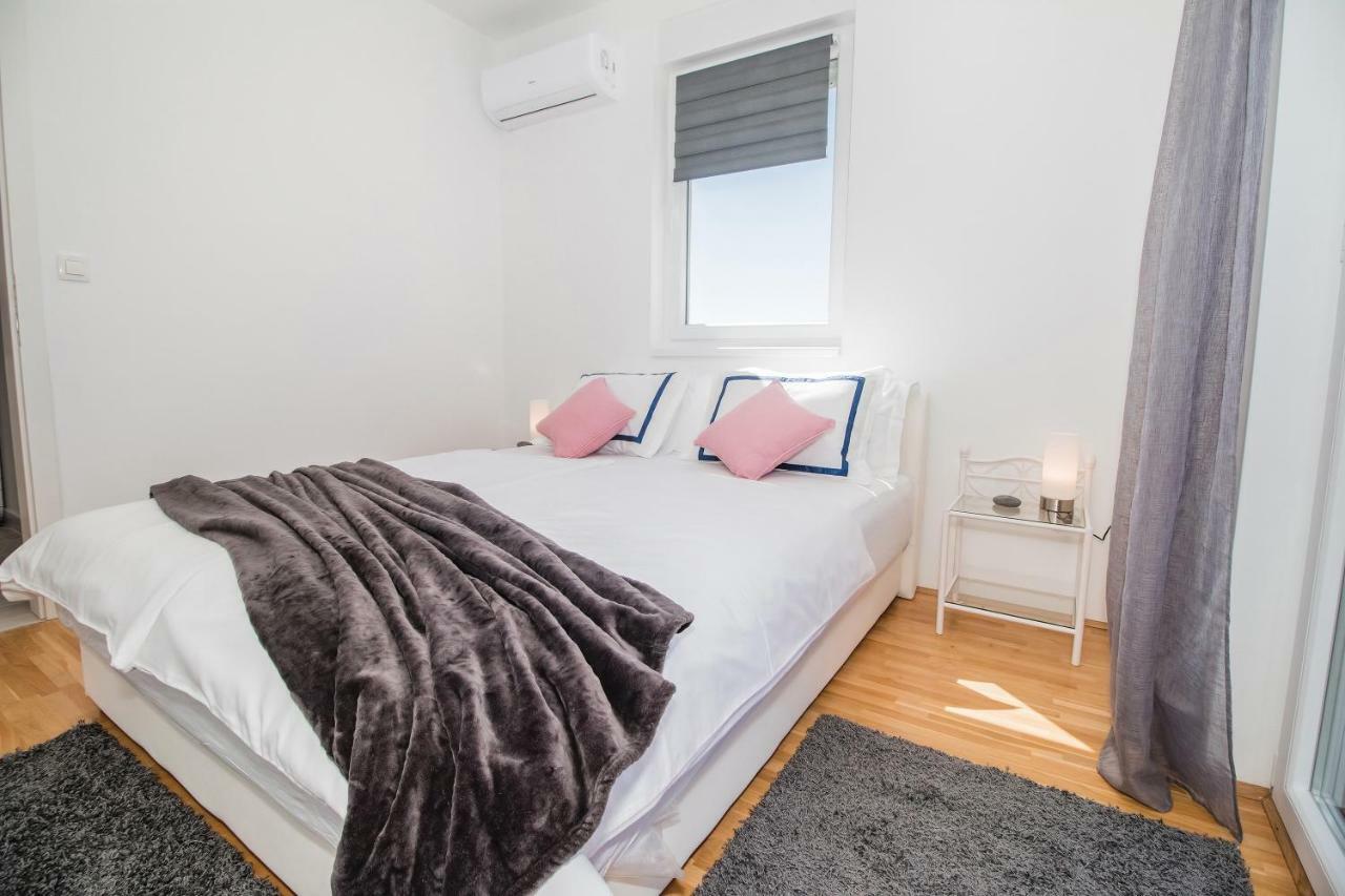 Apartment Hera With Balcony And Free Parking 扎达尔 外观 照片
