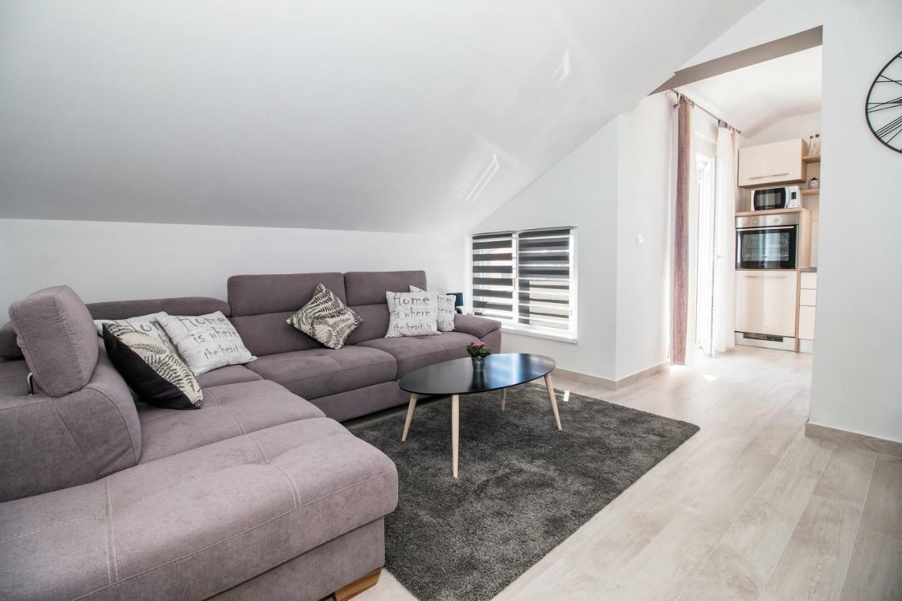 Apartment Hera With Balcony And Free Parking 扎达尔 外观 照片
