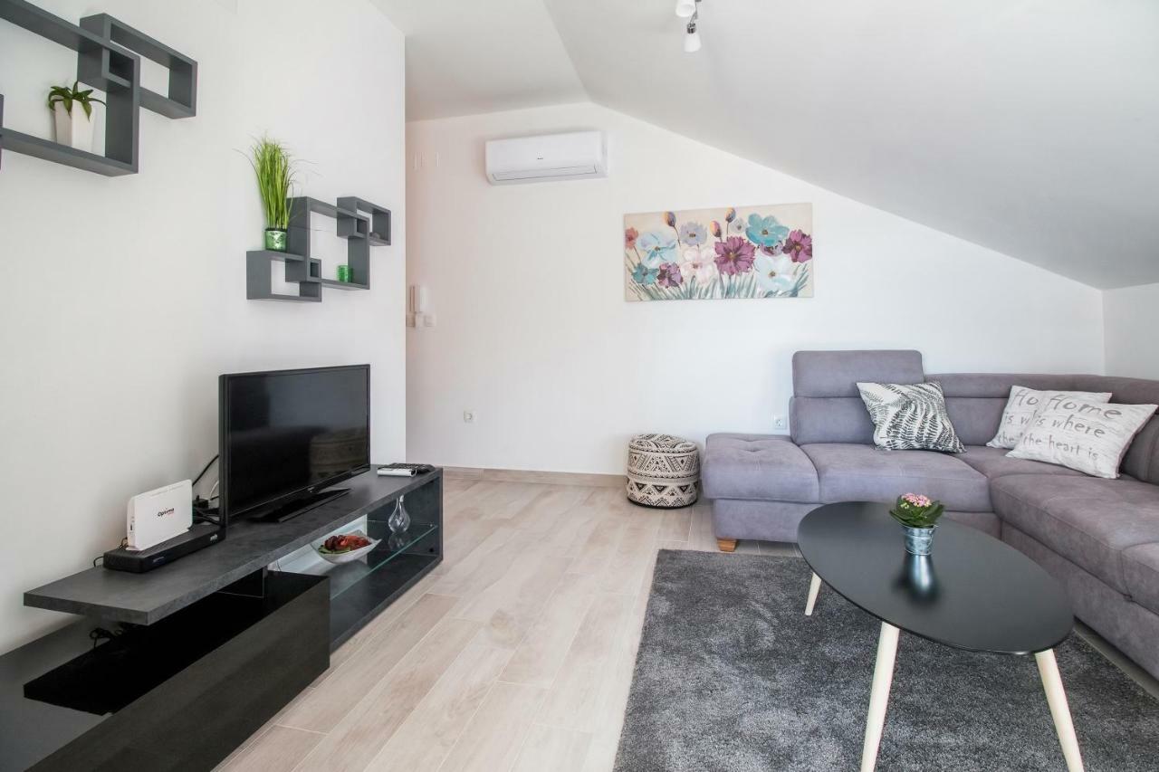 Apartment Hera With Balcony And Free Parking 扎达尔 外观 照片
